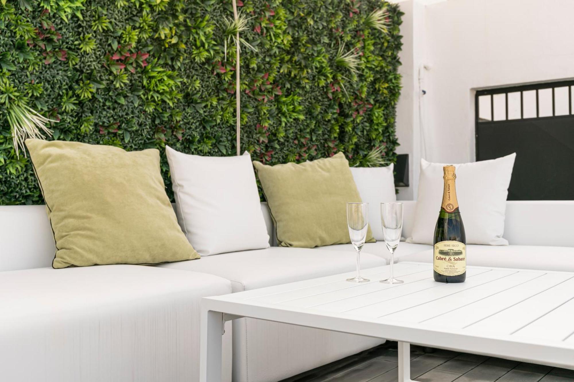 Isg Apartments Modern Atticpool At The Cathedralfree Parking セビリア エクステリア 写真