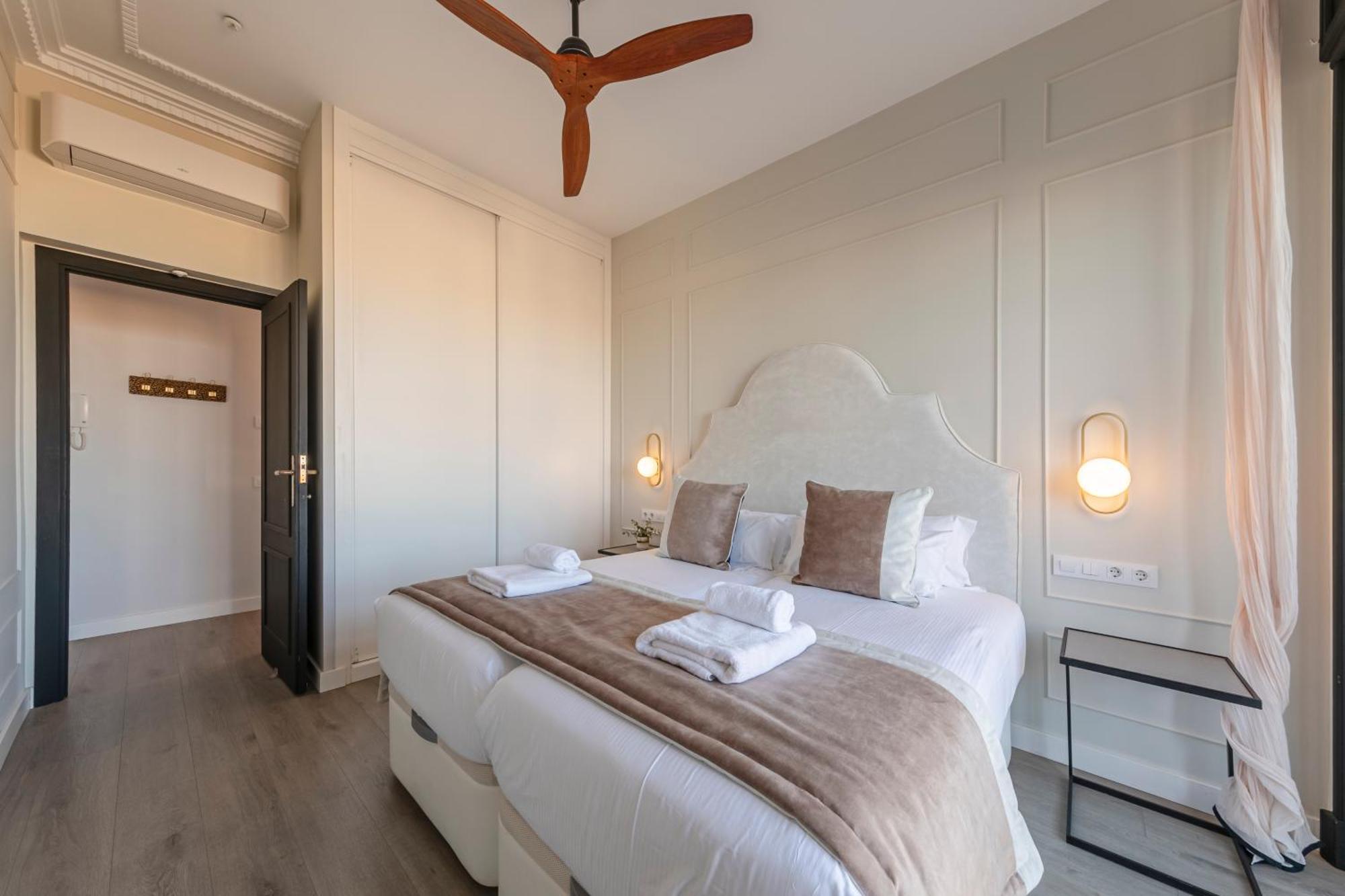 Isg Apartments Modern Atticpool At The Cathedralfree Parking セビリア エクステリア 写真