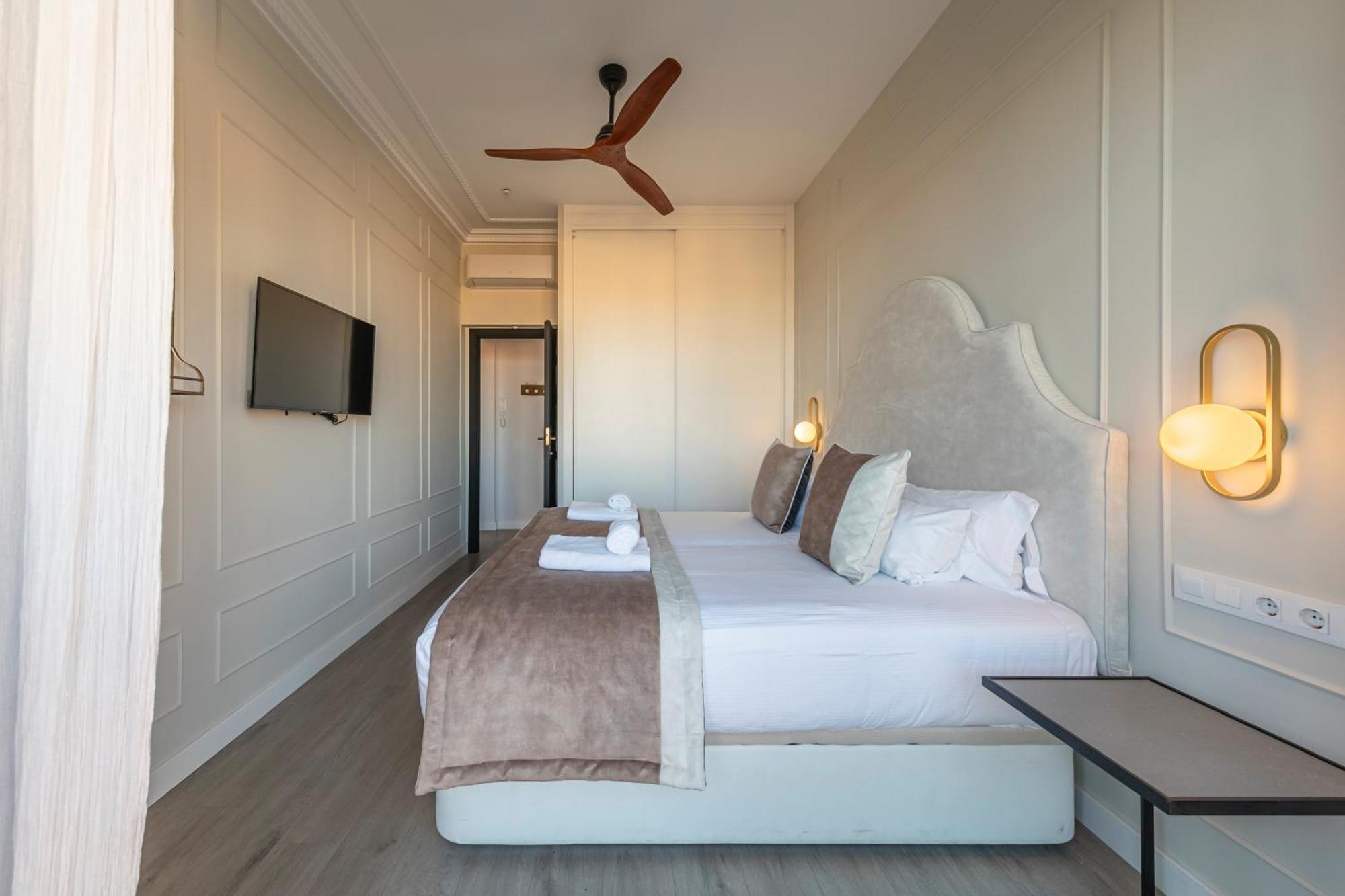 Isg Apartments Modern Atticpool At The Cathedralfree Parking セビリア エクステリア 写真