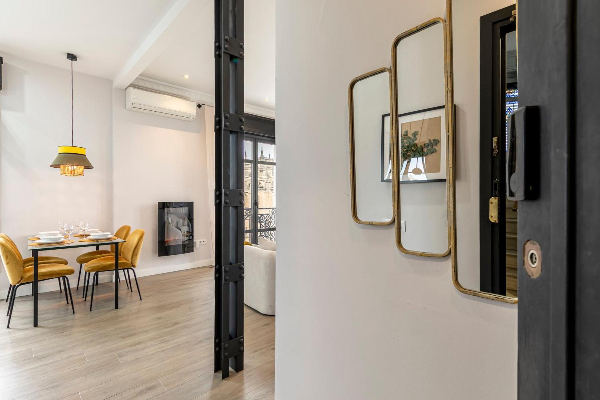 Isg Apartments Modern Atticpool At The Cathedralfree Parking セビリア エクステリア 写真